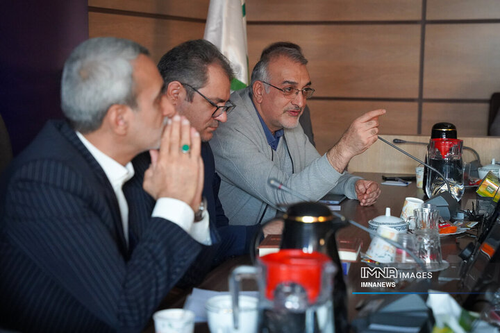 جلسه هم اندیشی جمعی از مسئولان، فرهیختگان و نخبگان اصفهان