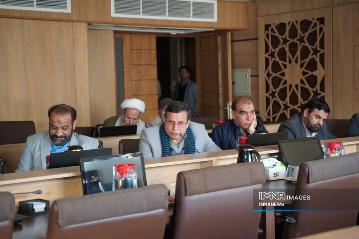 جلسه هم اندیشی جمعی از مسئولان، فرهیختگان و نخبگان اصفهان