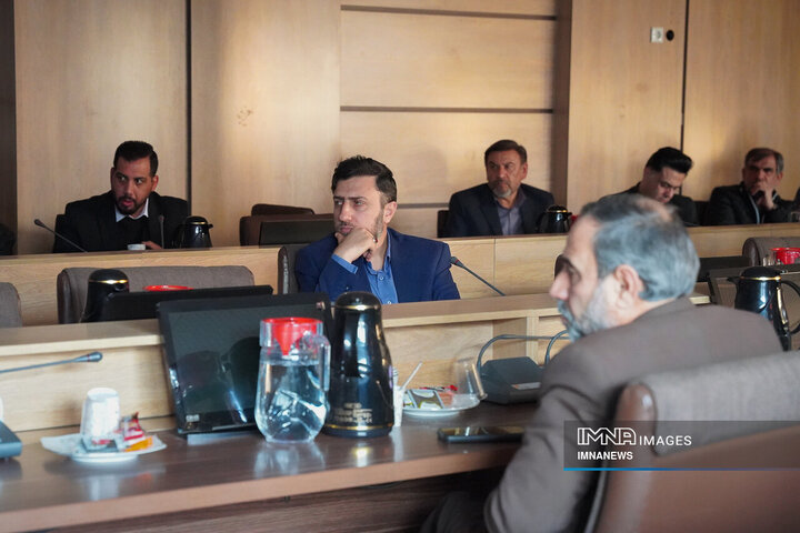جلسه هم اندیشی جمعی از مسئولان، فرهیختگان و نخبگان اصفهان