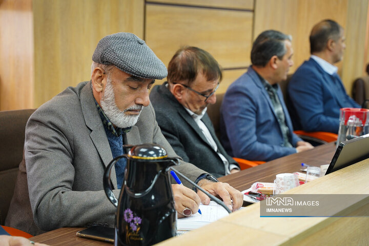 جلسه هم اندیشی جمعی از مسئولان، فرهیختگان و نخبگان اصفهان