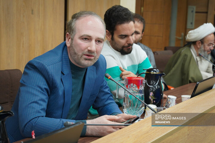 جلسه هم اندیشی جمعی از مسئولان، فرهیختگان و نخبگان اصفهان