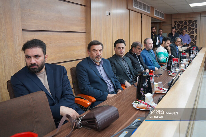 جلسه هم اندیشی جمعی از مسئولان، فرهیختگان و نخبگان اصفهان