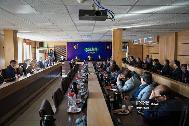 جلسه هم اندیشی جمعی از مسئولان، فرهیختگان و نخبگان اصفهان