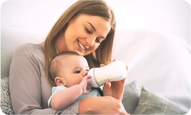 مادری که به نوزادش شیر خشک میدهد