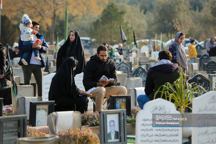 حال و هوای آرامستان باغ رضوان در روز پدر