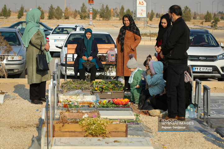 حال و هوای آرامستان باغ رضوان در روز پدر