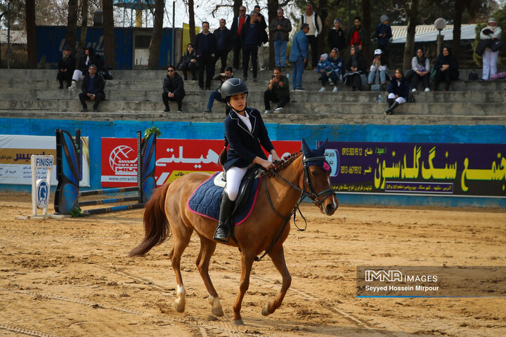 مسابقات پرش با اسب بانوان در مشهد