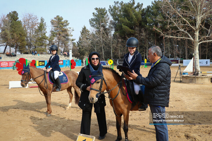 مسابقات پرش با اسب بانوان در مشهد