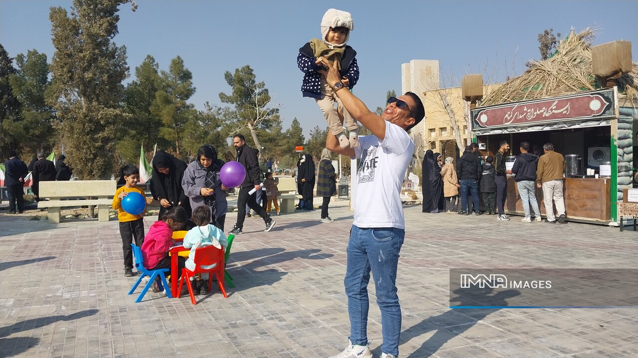 دقایقی با راست قامتان آرمیده در باغ رضوان در روزی به‌نام «پدر»