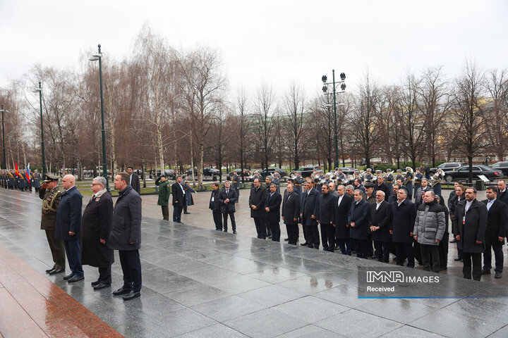 ادای احترام به یادمان سربازان گمنام جنگ جهانی