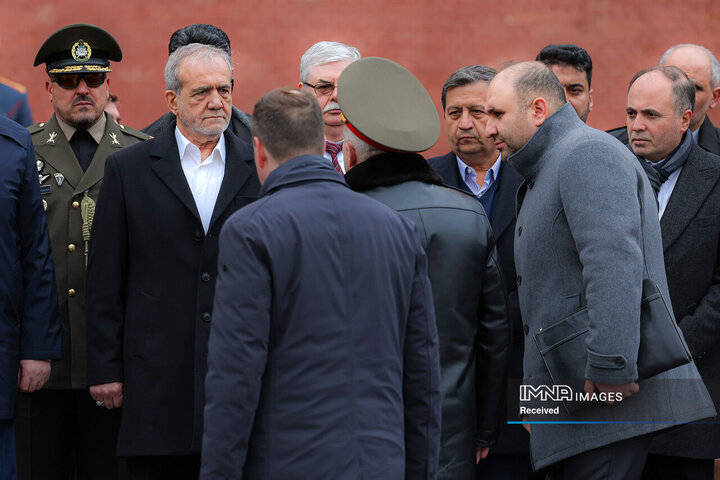 ادای احترام به یادمان سربازان گمنام جنگ جهانی