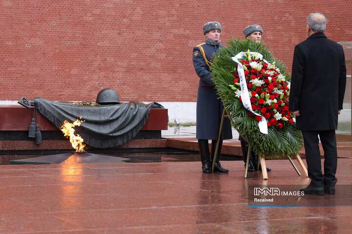 ادای احترام به یادمان سربازان گمنام جنگ جهانی