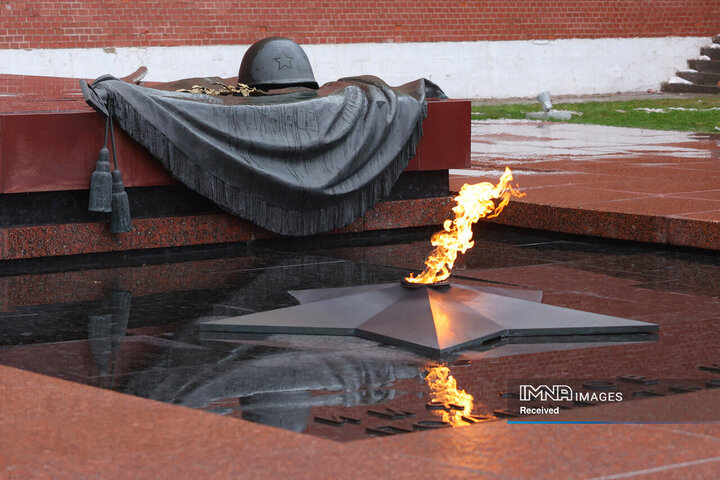 ادای احترام به یادمان سربازان گمنام جنگ جهانی