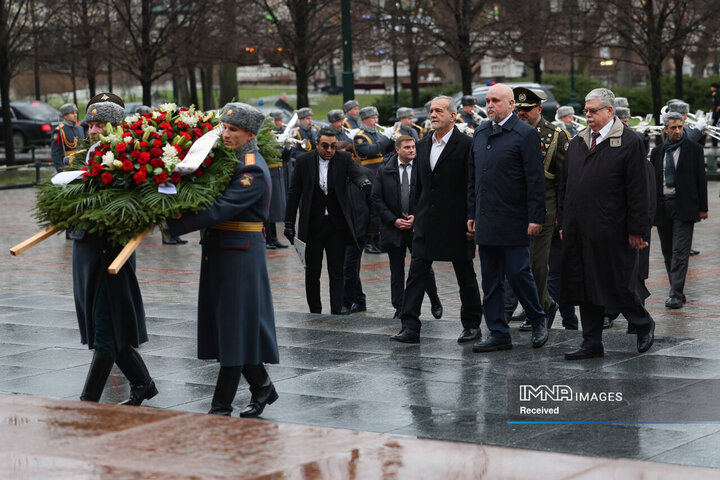 ادای احترام به یادمان سربازان گمنام جنگ جهانی
