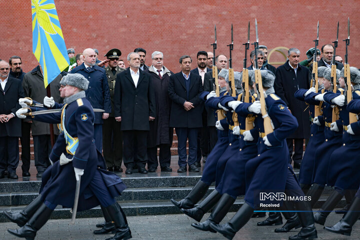 ادای احترام به یادمان سربازان گمنام جنگ جهانی
