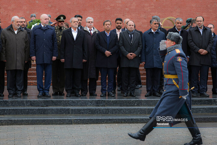 ادای احترام به یادمان سربازان گمنام جنگ جهانی