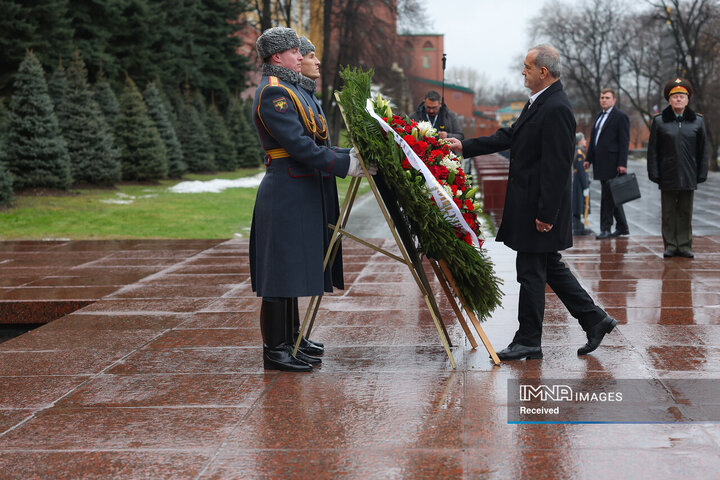 ادای احترام به یادمان سربازان گمنام جنگ جهانی
