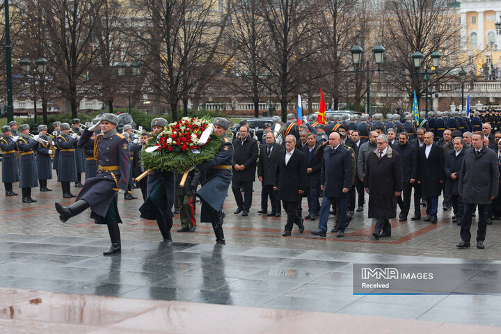 ادای احترام به یادمان سربازان گمنام جنگ جهانی