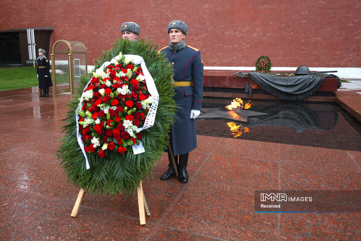 ادای احترام به یادمان سربازان گمنام جنگ جهانی