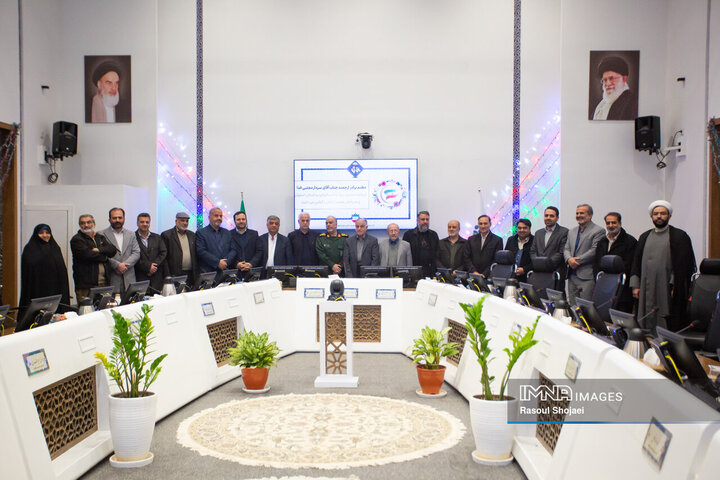 تجلیل از دست‌اندرکاران کنگره ۲۴ هزار شهید استان اصفهان در صحن علنی شورا