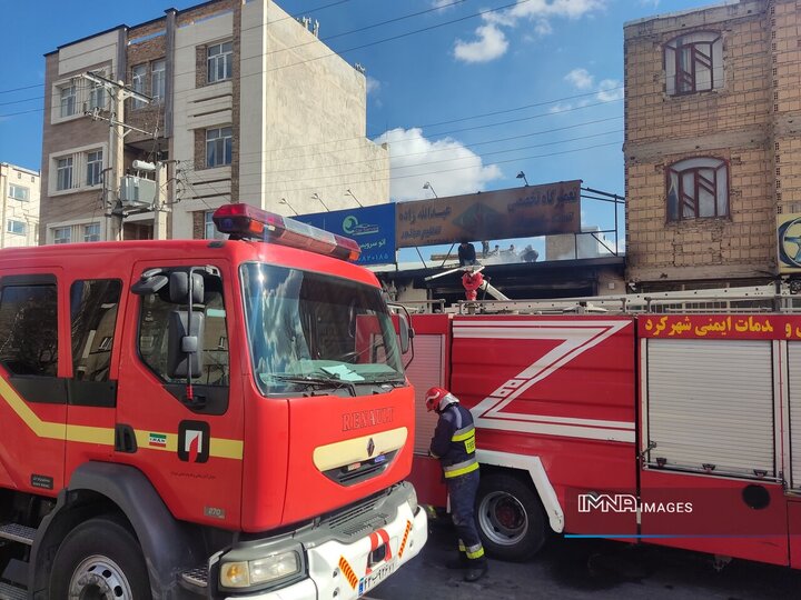 اطفای حریق گسترده  یک کارگاه کپسول گاز در شهرکرد با تلاش آتش‌نشانان + فیلم و عکس