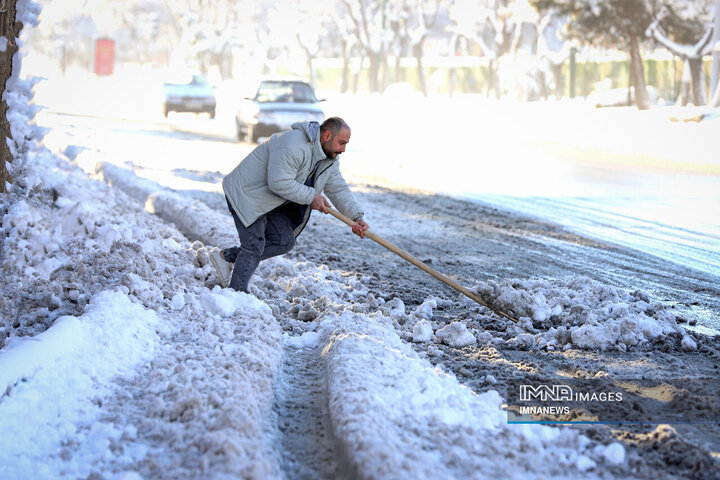 رخت سپید برف بر تن همدان