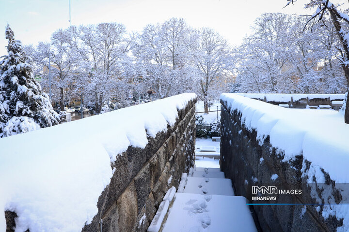 رخت سپید برف بر تن همدان