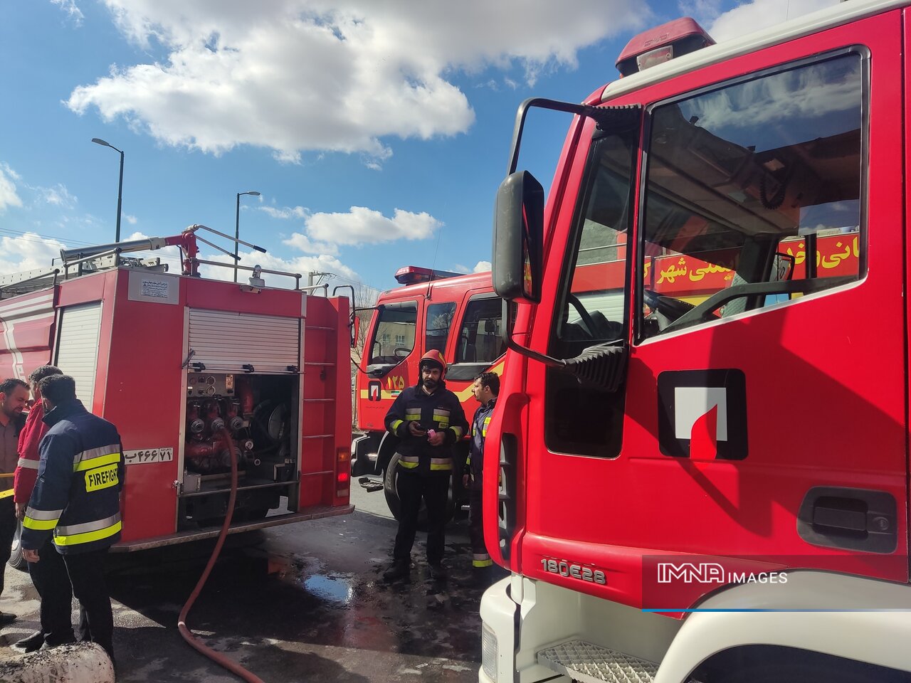 اطفای حریق گسترده  یک کارگاه کپسول گاز در شهرکرد با تلاش آتش‌نشانان + فیلم و عکس