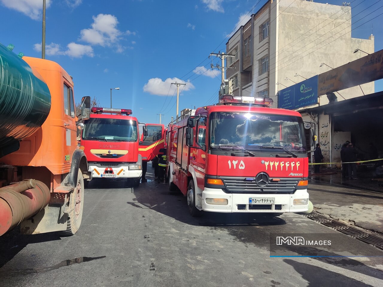 اطفای حریق گسترده  یک کارگاه کپسول گاز در شهرکرد با تلاش آتش‌نشانان + فیلم و عکس