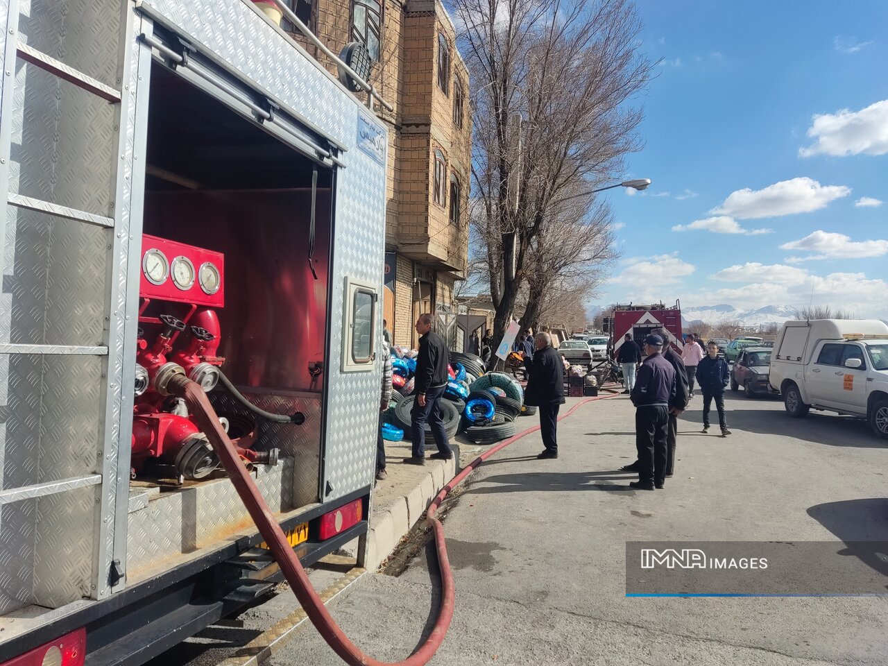 اطفای حریق گسترده یک کارگاه کپسول گاز در شهرکرد با تلاش آتشنشانان + فیلم و عکس