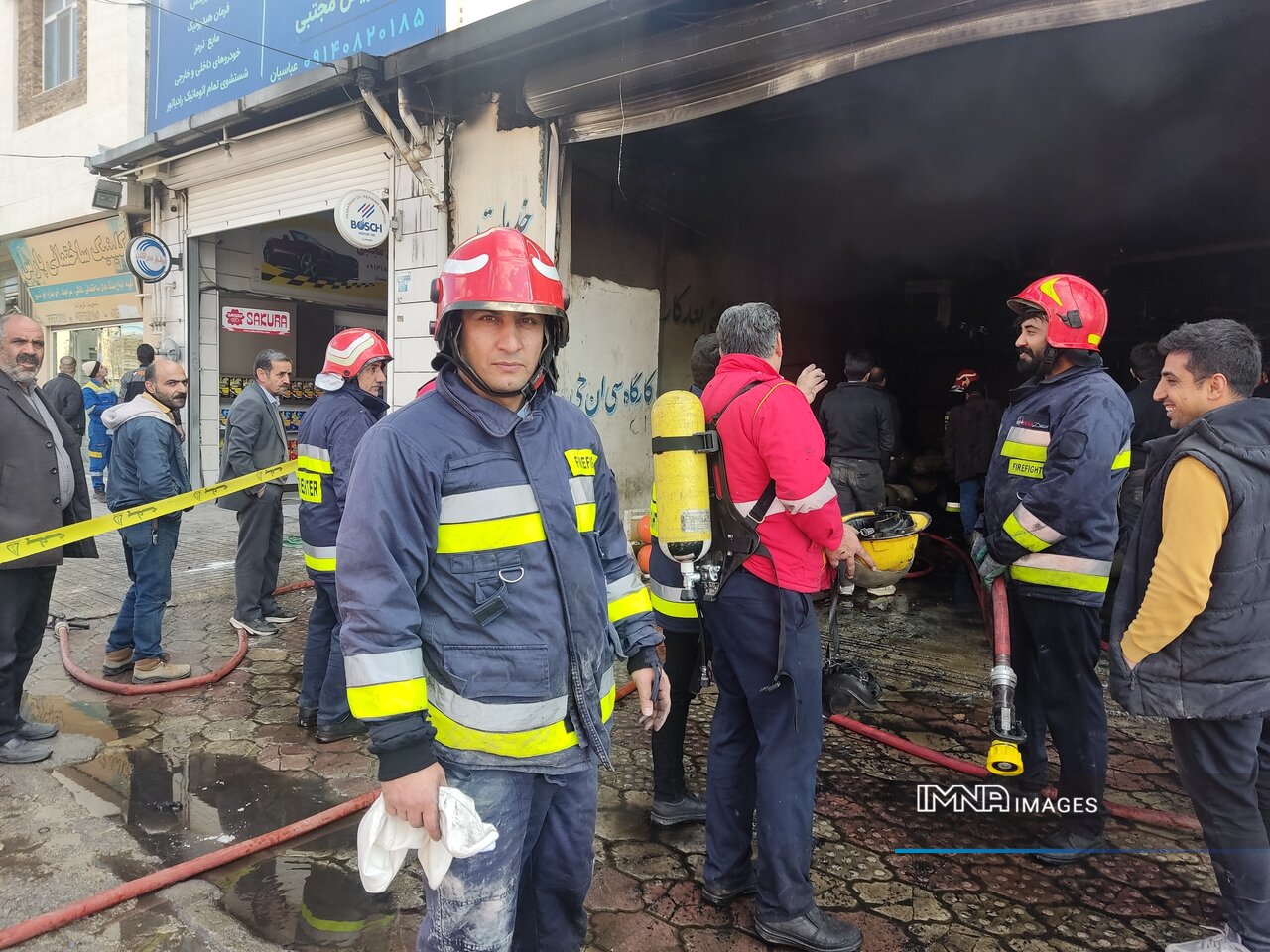اطفای حریق گسترده یک کارگاه کپسول گاز در شهرکرد با تلاش آتشنشانان + فیلم و عکس
