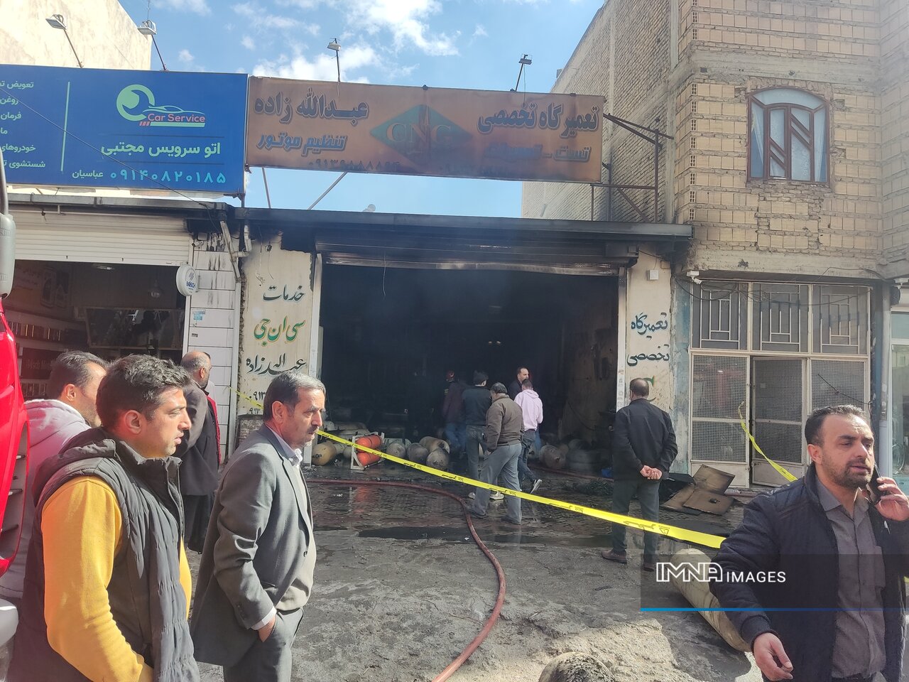 اطفای حریق گسترده  یک کارگاه کپسول گاز در شهرکرد با تلاش آتش‌نشانان + فیلم و عکس