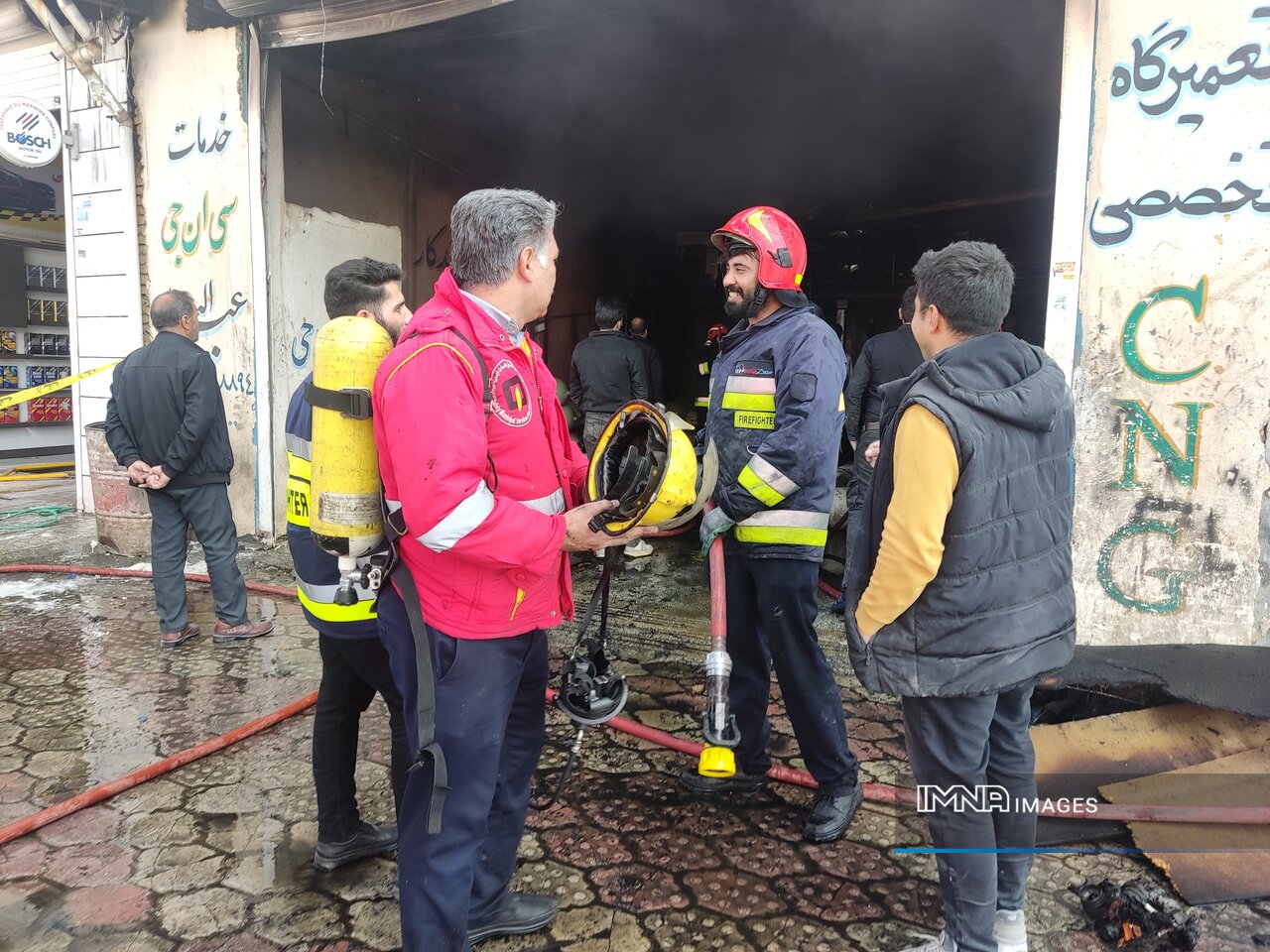 اطفای حریق گسترده  یک کارگاه کپسول گاز در شهرکرد با تلاش آتش‌نشانان + فیلم و عکس