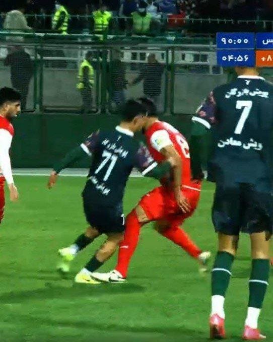 پنالتی ذوبآهن مقابل پرسپولیس سوخت؟