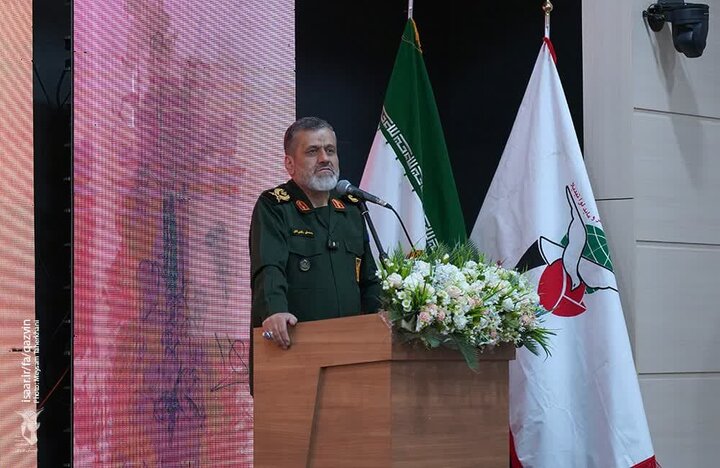 هنرمندان مسئولیت تاریخی بر دوش دارند