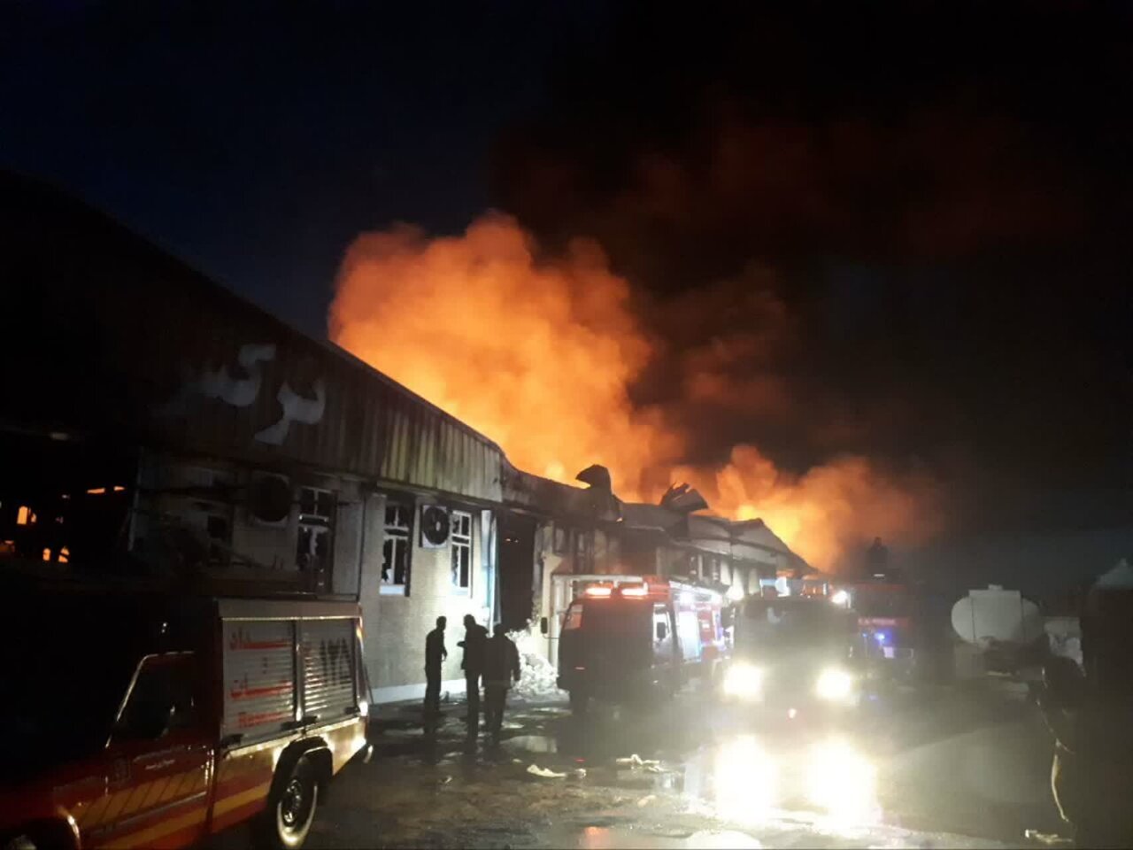 با تلاش ۵ ساعته آتشنشانان، آتش کارخانه پلیمر میبد مهار شد