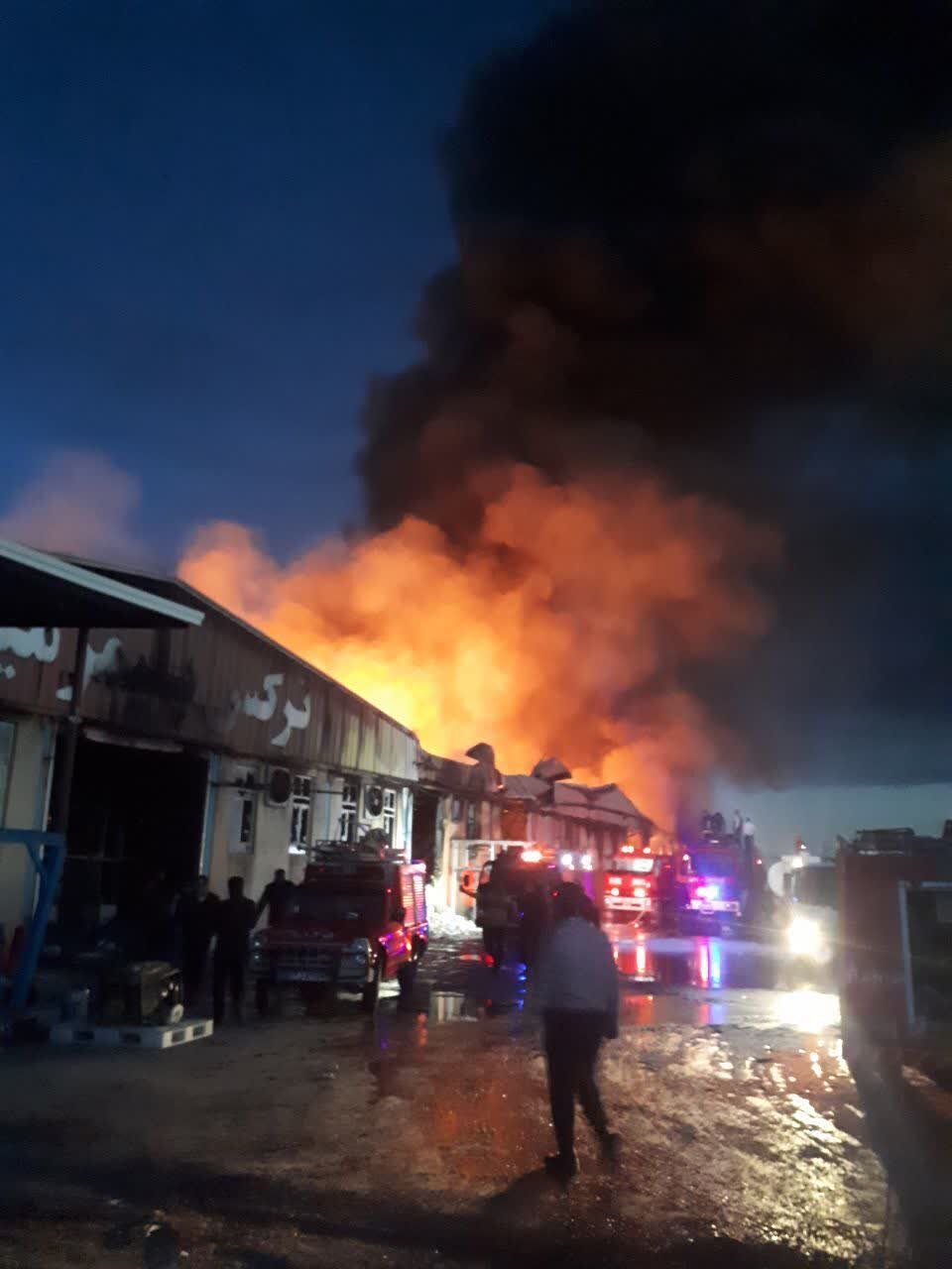 با تلاش ۵ ساعته آتشنشانان، آتش کارخانه پلیمر میبد مهار شد
