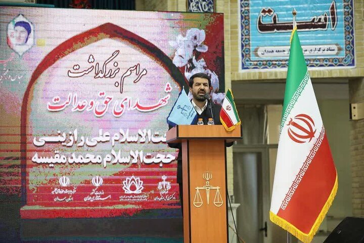 شهدا همچون چراغی برای فردای جامعه هستند