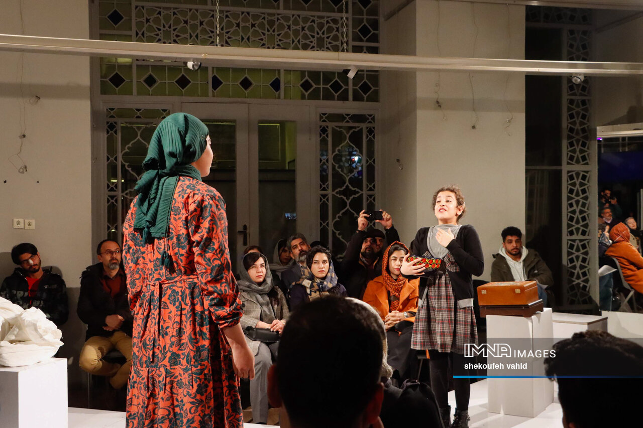 پرواز فلامینگوهای بهاری، به وقت زمستان در آسمان زاینده رود