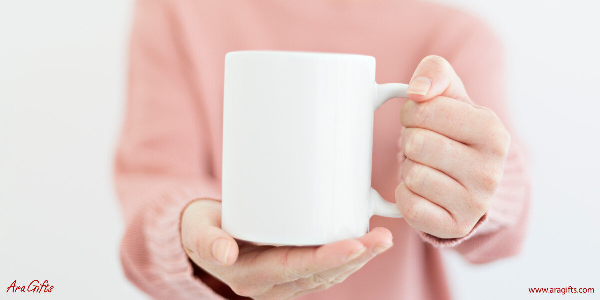 عکس-لیوان-تبلیغاتی-سرامیکی-سفید-رپورتاژ-آراگیفت