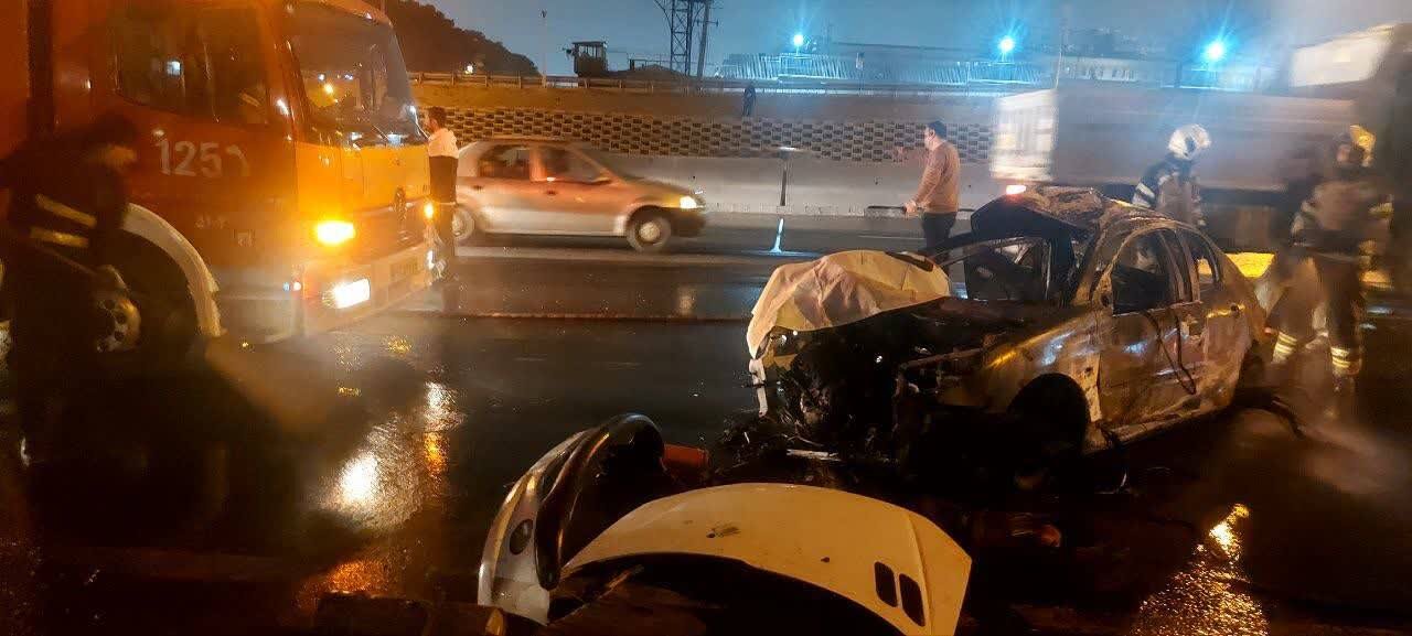 فوت یک نفر در پی برخورد ۲۰۶ با تیر روشنایی در بزرگراه آزادگان + عکس