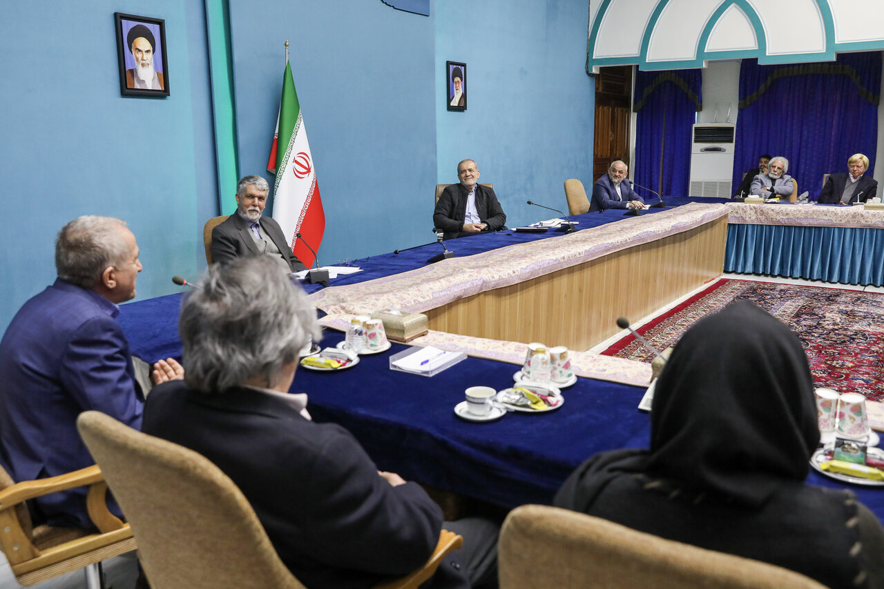 دیدار رئیسجمهور با اصحاب هنر و فرهنگ