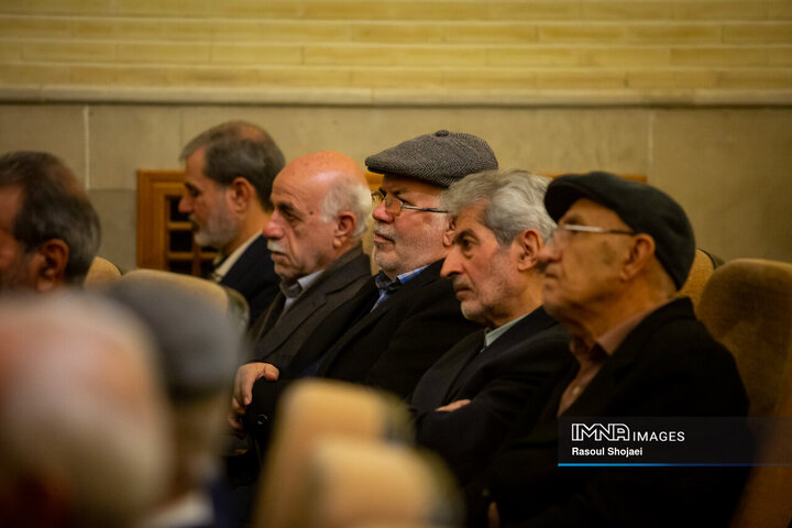 آیین تجلیل از پیشگامان انقلاب اسلامی در اصفهان