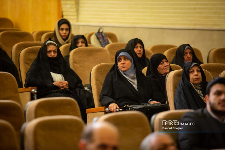 آیین تجلیل از پیشگامان انقلاب اسلامی در اصفهان