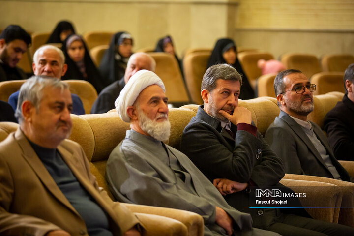 آیین تجلیل از پیشگامان انقلاب اسلامی در اصفهان