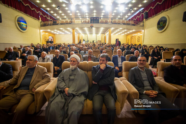 آیین تجلیل از پیشگامان انقلاب اسلامی در اصفهان