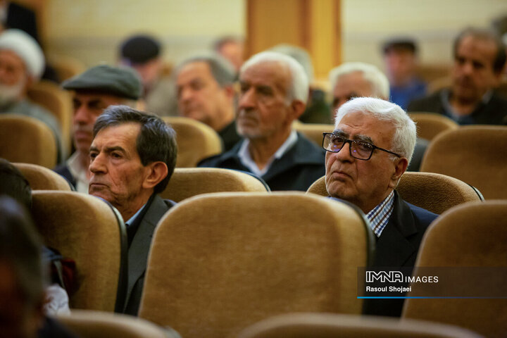 آیین تجلیل از پیشگامان انقلاب اسلامی در اصفهان