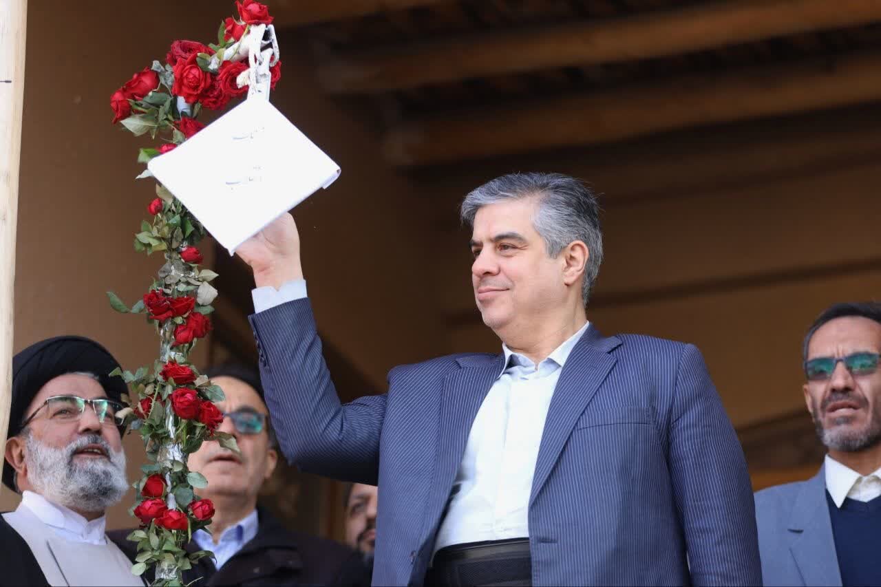 بیت تاریخی امام خمینی (ره) گلباران شد/ نواخته شدن زنگ انقلاب در خمین