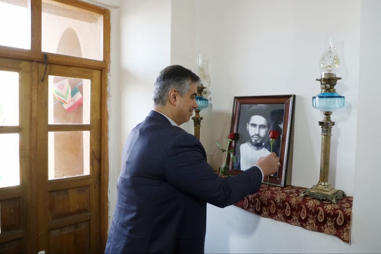 بیت تاریخی امام خمینی (ره) گلباران شد/ نواخته شدن زنگ انقلاب در خمین