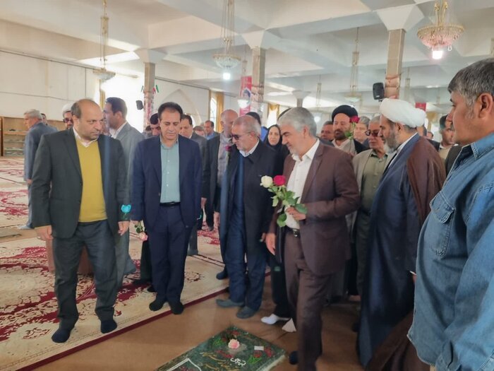ادای احترام مسئولان به مقام شامخ شهدا در اولین روز از ایامالله دهه فجر + عکس
